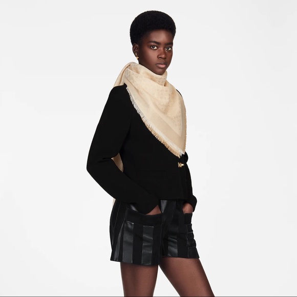 Auth. Vuitton Châle Monogram Beige & Gold Shawl in Metallic Lurex Silk Jacquard - Picture 9 of 9